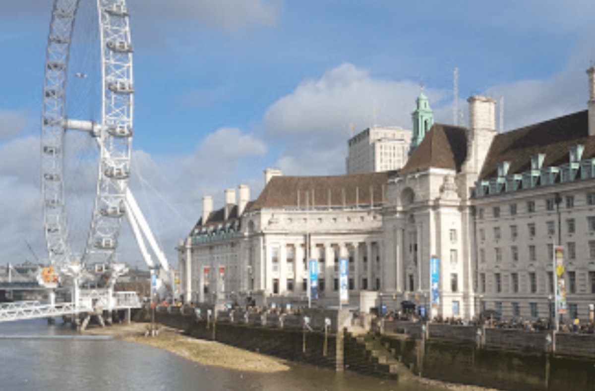 London attracts tourists from all over the world with its sights